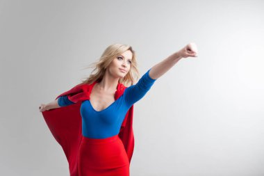 Süper kahraman kadın. Genç ve güzel sarışın kırmızı pelerin büyüyen superheroine görüntü