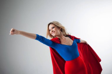 Süper kahraman kadın. Genç ve güzel sarışın kırmızı pelerin büyüyen superheroine görüntü