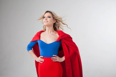 Süper kahraman kadın. Genç ve güzel sarışın kırmızı pelerin büyüyen superheroine görüntü