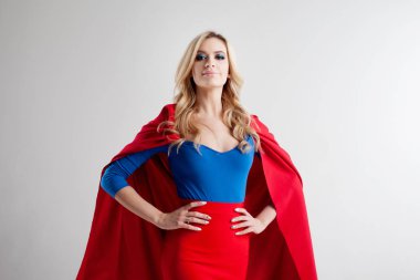 Süper kahraman kadın. Genç ve güzel sarışın kırmızı pelerin büyüyen superheroine görüntü