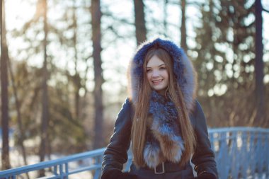 genç ve çekici bir kadın bir ceket ile kukuleta, yakın çekim