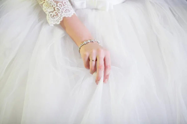 Gros plan des mariées main corrige la jupe blanche gonflée. Détails de robe de mariée — Photo