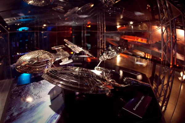ВАЛЕНЦИЯ, Испания - 9 ноября 2010 года: Выставка истории "Звёздного пути", небольшая модель космического корабля из телесериала — стоковое фото
