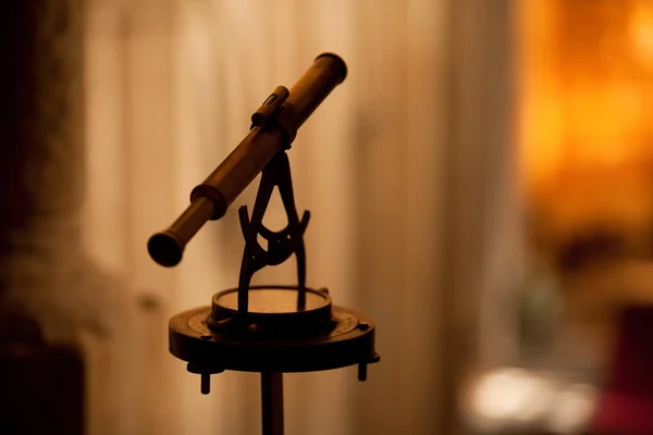 Telescoop in het Museum, kleine scherptediepte — Stockfoto