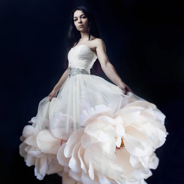 Schöne sexy junge Frau. Porträt eines Mädchens im langen weißen Kleid wie eine Blume, Fotos Kunst — Stockfoto