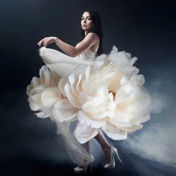 Güzel seksi genç kadın. Bir çiçek gibi uzun beyaz elbiseli kız portre fotoğraf sanat — Stok fotoğraf