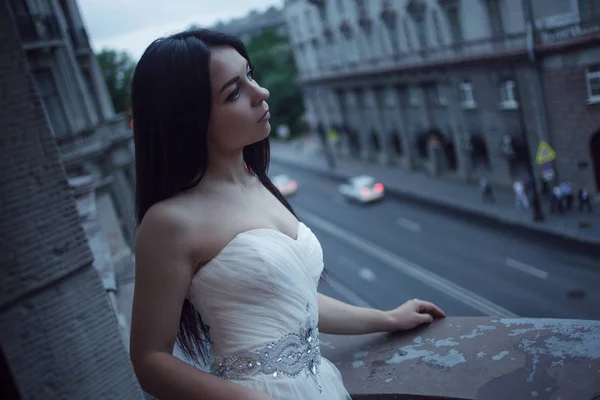 Retrato de mulher bonita jovem em uma varanda, cidade da noite — Fotografia de Stock