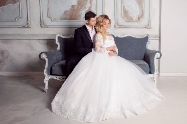 Arkadan kucaklayan gelin damat. Gelinlik.