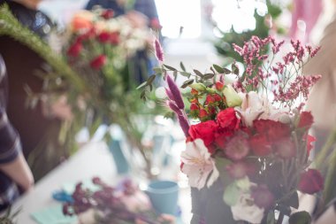 Atölye çiçekçi, buketler ve çiçek düzenlemeleri yapma. Yumuşak odak