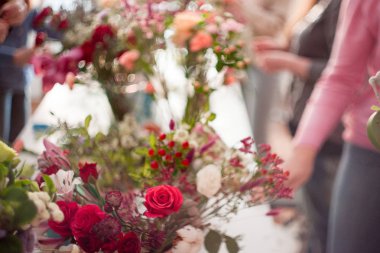 Atölye çiçekçi, buketler ve çiçek düzenlemeleri yapma. Yumuşak odak