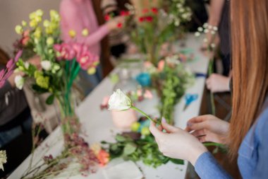 Atölye çiçekçi, buketler ve çiçek düzenlemeleri yapma. Yumuşak odak