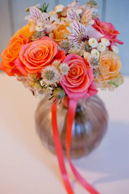 güzel yemyeşil buket gül, turkuaz arka plan, hediye