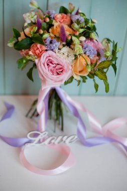 güzel yemyeşil buket gül, turkuaz arka plan, hediye