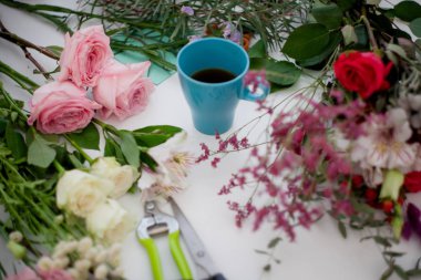 Fincan çay tablo, sakin ol. Atölye çiçekçi, çiçek, Natürmort tablo. Yumuşak odak