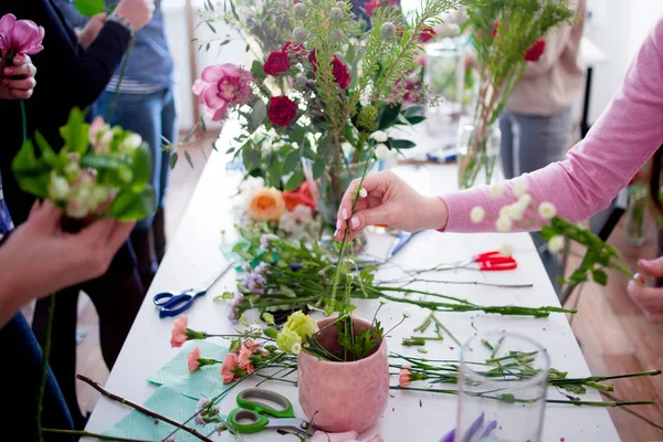 Workshopu květinářství, kytice a květinové aranžmá. Měkké zaostření — Stock fotografie