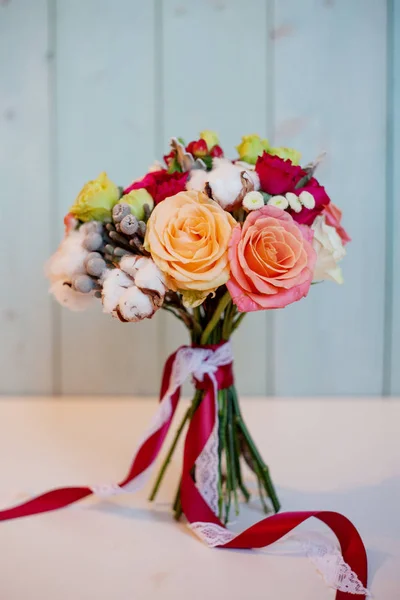 Bellissimo bouquet lussureggiante con rose, sfondo turchese, regalo — Foto Stock