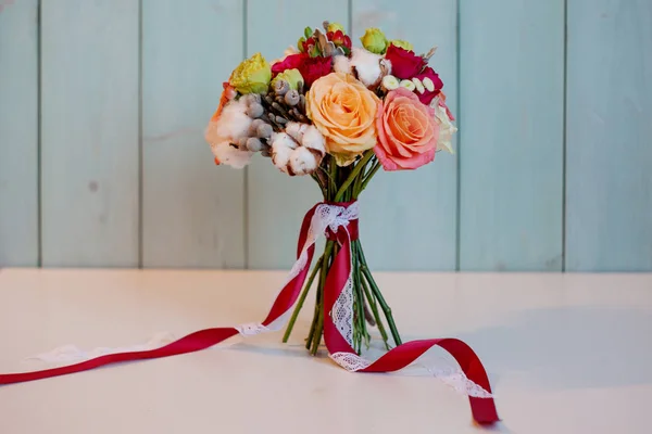 Beau bouquet luxuriant avec des roses, fond turquoise, cadeau — Photo