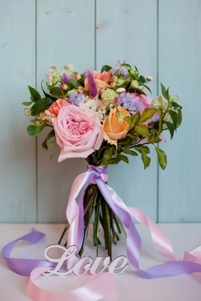 Beau bouquet luxuriant avec des roses, fond turquoise, cadeau — Photo