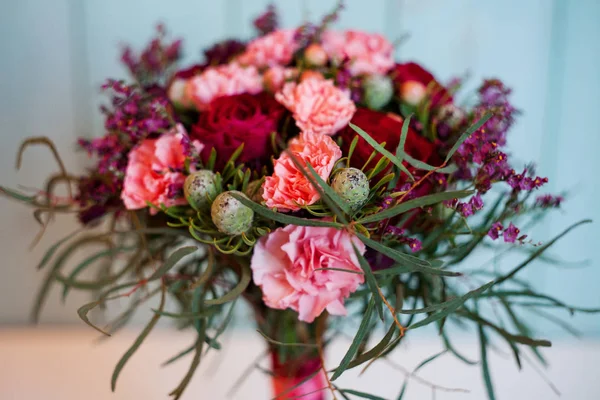 Bellissimo bouquet lussureggiante con rose, sfondo turchese, regalo — Foto Stock