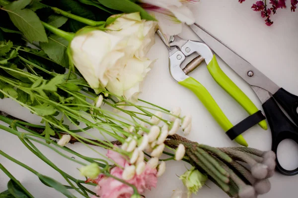 Taller floristería, mesa con flores, naturaleza muerta. Enfoque suave — Foto de Stock