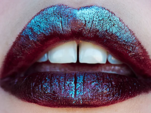 Lippen, Kunst Make-up mit Schatten und Glanz. Nahaufnahme, geringe Schärfentiefe — Stockfoto