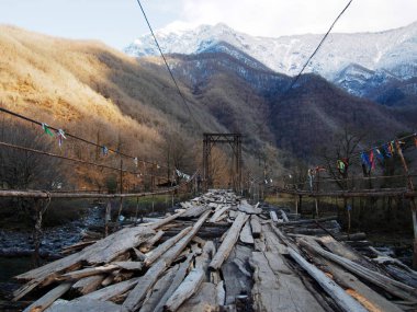 Eski ahşap köprü geçit ve dağ akışında asılı. Güzel dağ manzarası