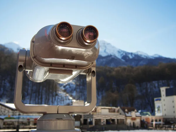 Münzferngläser im Skigebiet. Blick auf den Gipfel des Berges — Stockfoto