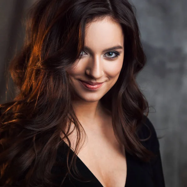 Delightful portrait of a woman brunettes, hair flying on the wind, sloppy styling — Stock Photo, Image