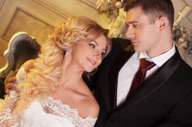 Arkadan kucaklayan gelin damat. Gelinlik.