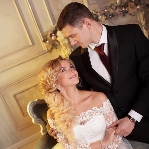 Noivo abraçando noiva por trás. Vestido de casamento . — Fotografia de Stock