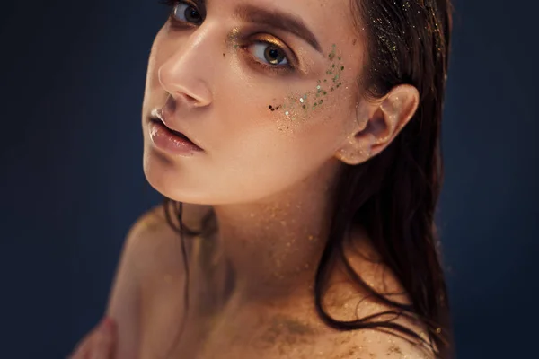 Close-up van portret van mooie vrouw met creatieve gouden make up — Stockfoto