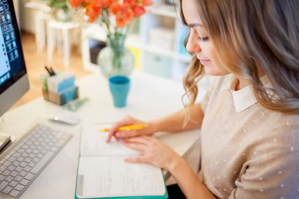 Jeune femme d'affaires assise au bureau et travaillant. Belle femme et son lieu de travail — Photo