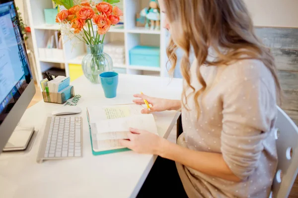 Ung affärskvinna sitter vid skrivbord och arbeta. Vacker kvinna och hennes arbetsplats — Stockfoto