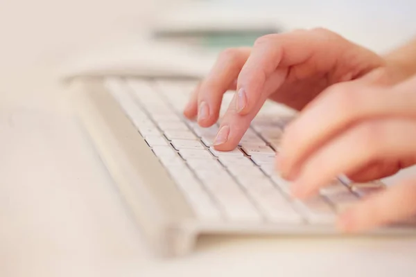 Gros plan d'une femme tapant sur un clavier d'ordinateur portable dans le bureau — Photo