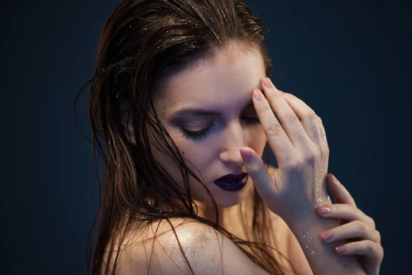 Gros plan portrait de belle femme avec de l'or créatif maquillage — Photo