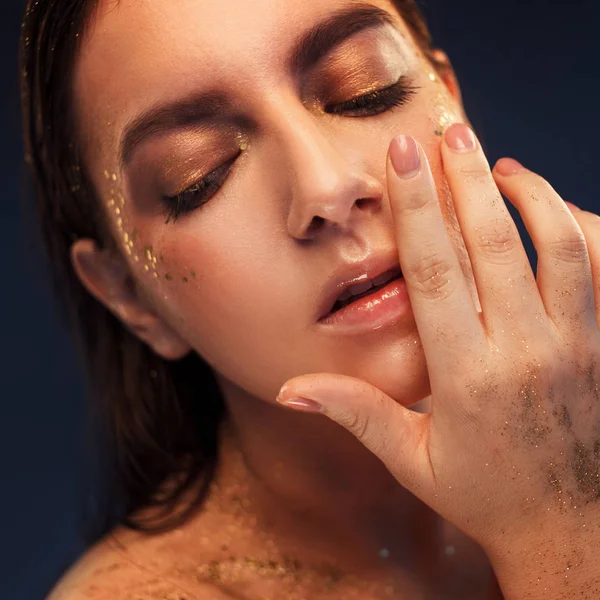 Nahaufnahme Porträt einer schönen Frau mit kreativem Gold Make-up — Stockfoto