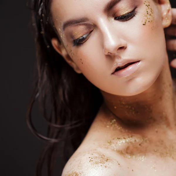 Gros plan portrait de belle femme avec de l'or créatif maquillage — Photo