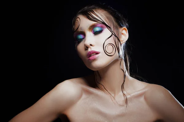 Krásná mladá dívka světlé make-up s Mokrá trička lesk, tmavé pozadí — Stock fotografie