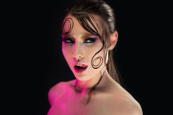 De lichte make-up jong mooi meisje met een natte look glans, donkere achtergrond — Stockfoto