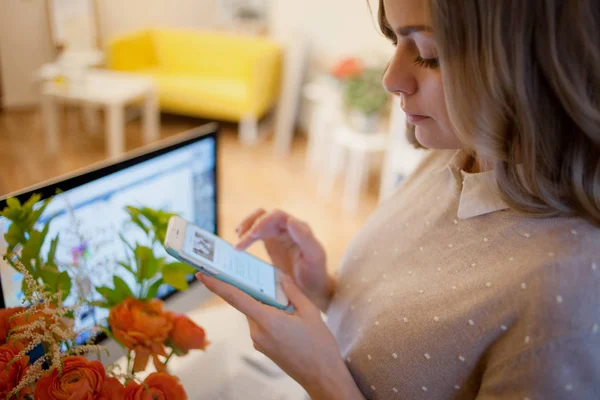 Giovane donna d'affari che lavora. Utilizza il suo smartphone e computer — Foto Stock