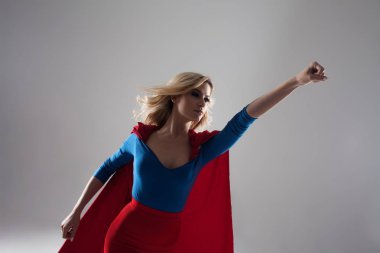 Süper kahraman kadın. Genç ve güzel sarışın kırmızı pelerin büyüyen superheroine görüntü