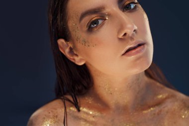 Yaratıcı altın yapmak ile güzel bir kadın portresi kadar yakın çekim