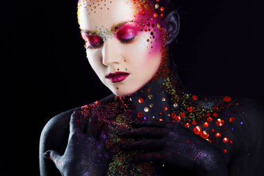 Parlak sanat-makyaj, vücut boyama genç çekici kız. Dudaklarına dokunmadan