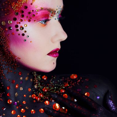 Parlak sanat-makyaj, vücut boyama genç çekici kız. Profil