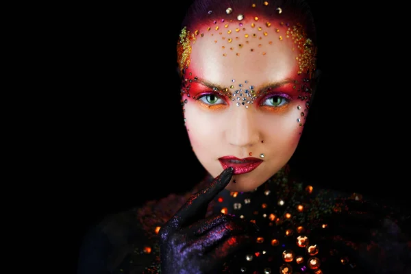 Giovane ragazza attraente in arte-trucco luminoso, body painting. Labbra toccanti — Foto Stock