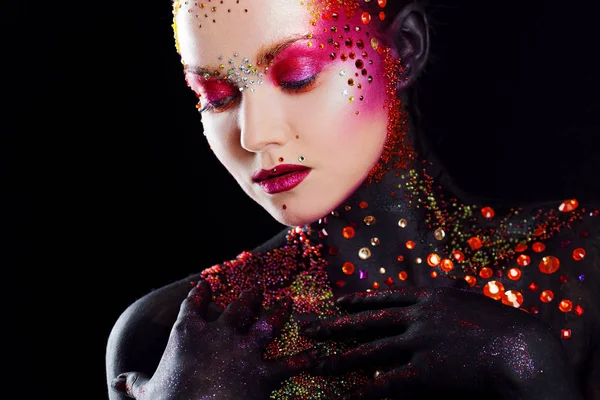 Jeune fille séduisante en art-maquillage lumineux, peinture corporelle. Toucher les lèvres — Photo