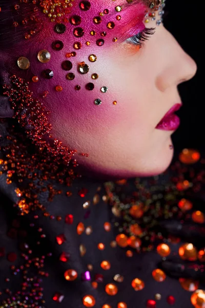 Jeune fille séduisante en art-maquillage lumineux, peinture corporelle. Profil — Photo