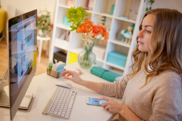 Giovane donna d'affari che lavora. Utilizza il suo smartphone e computer — Foto Stock