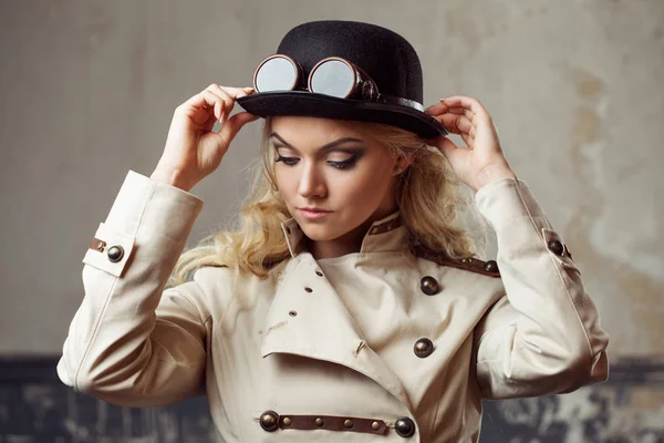 Ritratto di una bella donna steampunk cappello-bombetta cappello su sfondo grunge . — Foto Stock