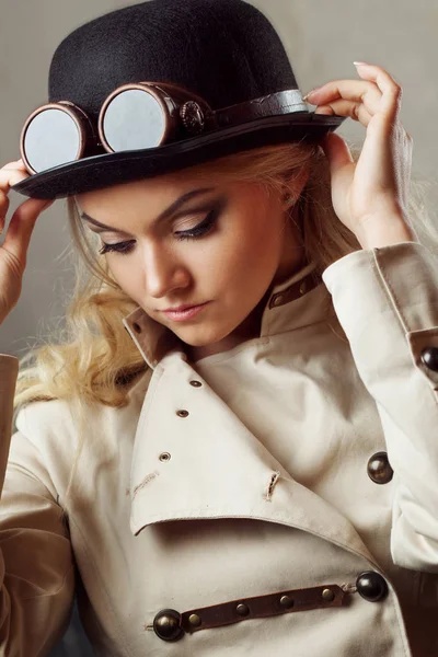 Retrato de uma bela mulher steampunk chapéu-bowler chapéu sobre fundo grunge . — Fotografia de Stock